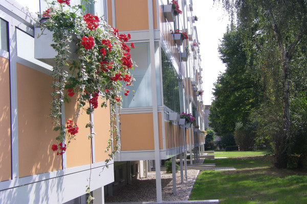 2Raumwohnung im Erstbezug, mit einem verglasten XXL-Balkon.