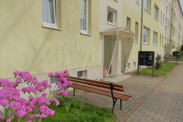 Bezug einer sehr gemütlichen Wohnung mit einem verglasten XXL-Balkon.