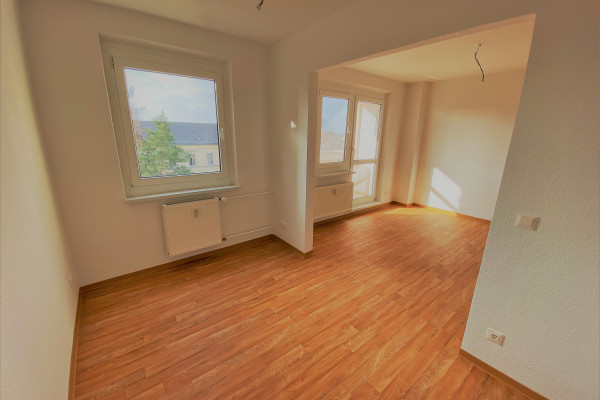 Gemütliche 2-RaumWE mit EBK und einem verglasten Balkon.