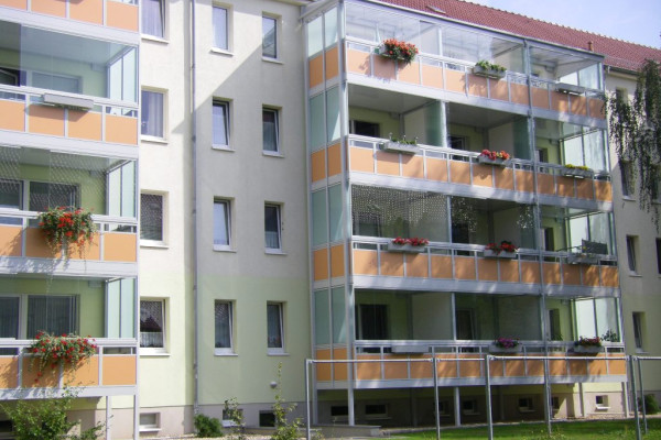 Gemütliche Singlewohnung mit einem großen verglasten Balkon.