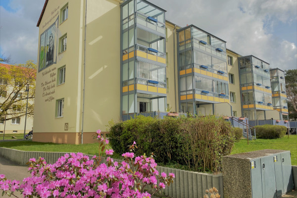 Idyllische 2,5RaumWE mit verglastem Balkon - im Erstbezug.